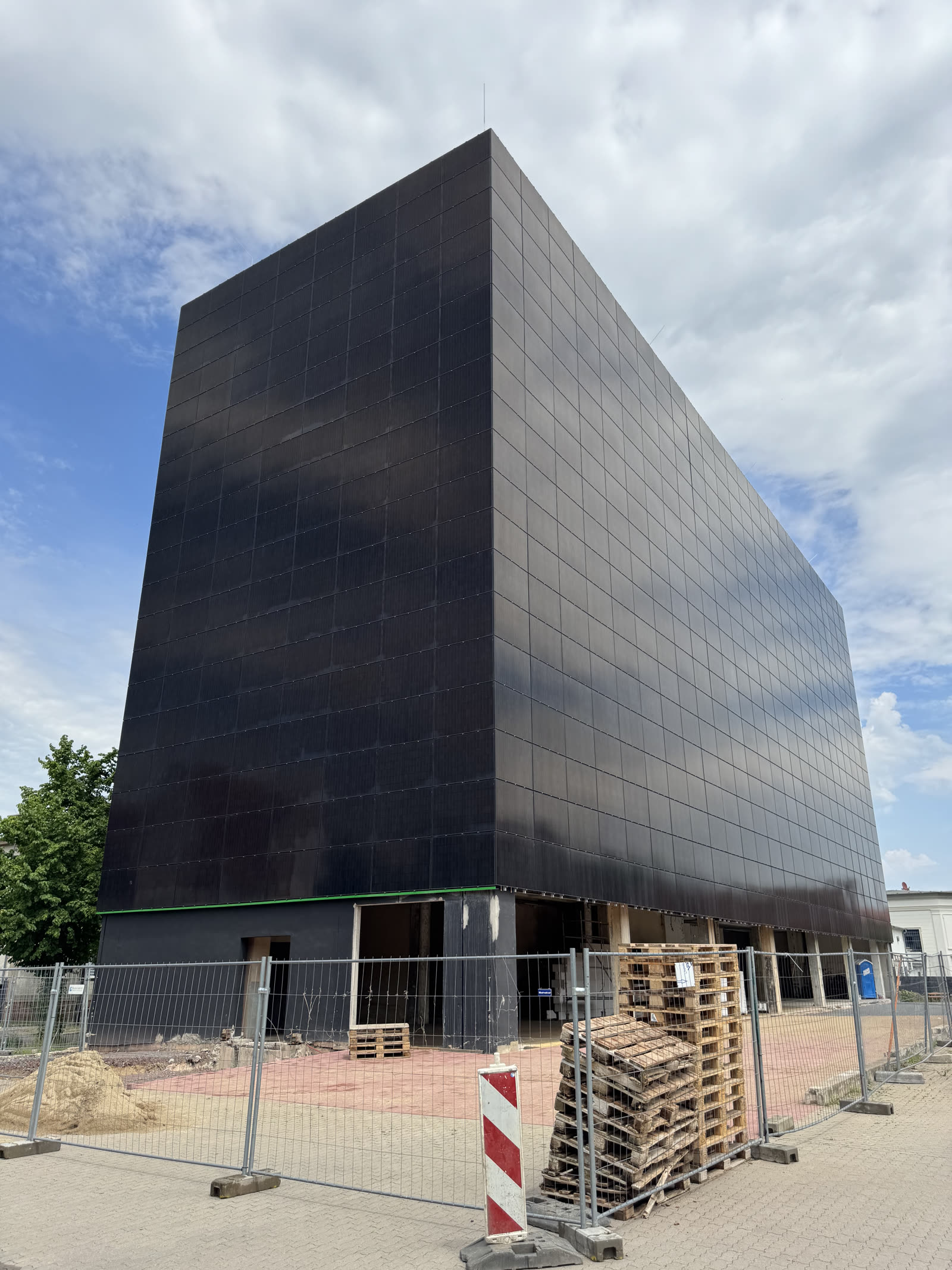 Dasselbe Gebäude heute, mit Photovoltaikmodulen bekleidet