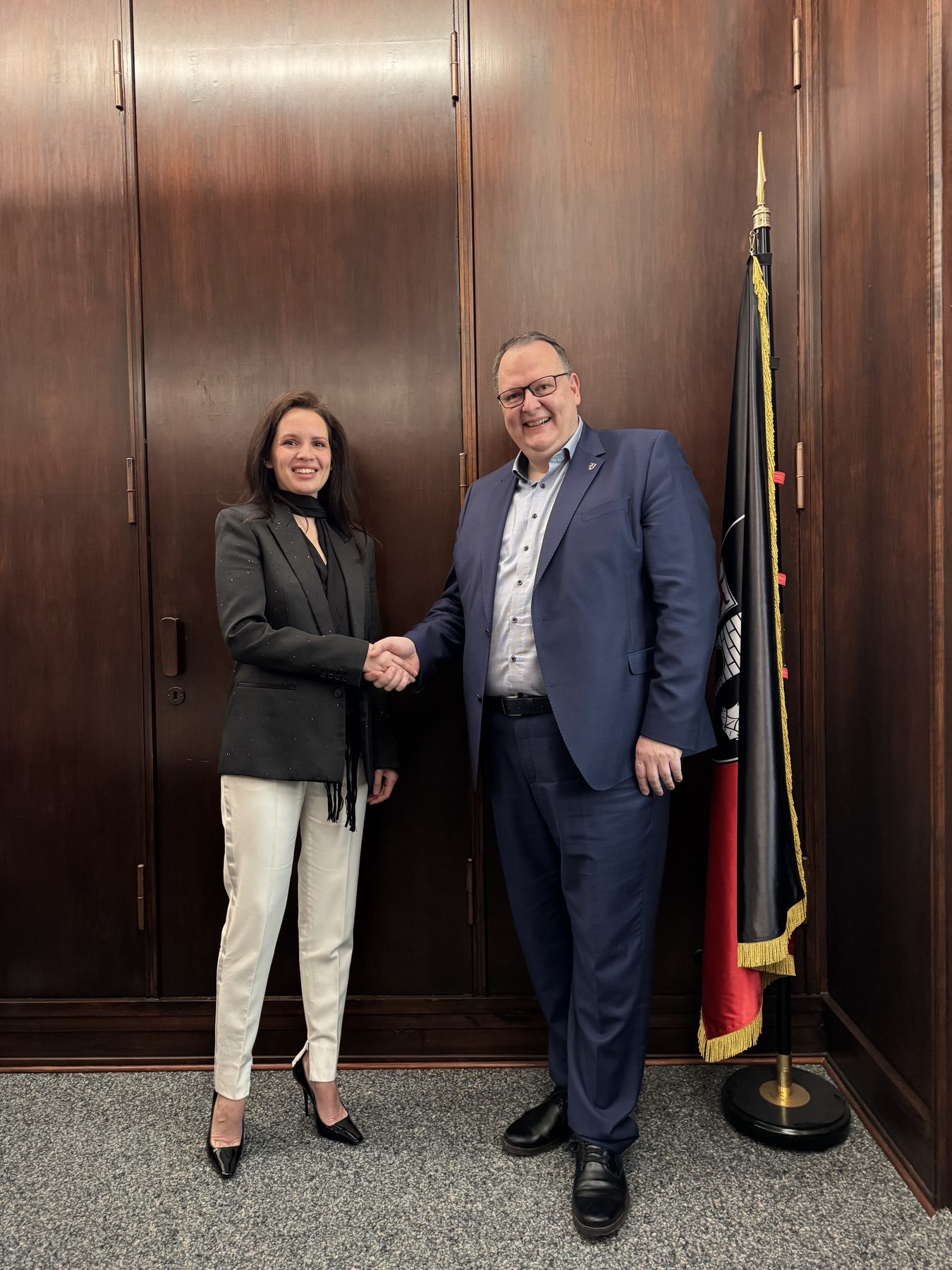 Anna Bon with a representative of the town of Blankenburg