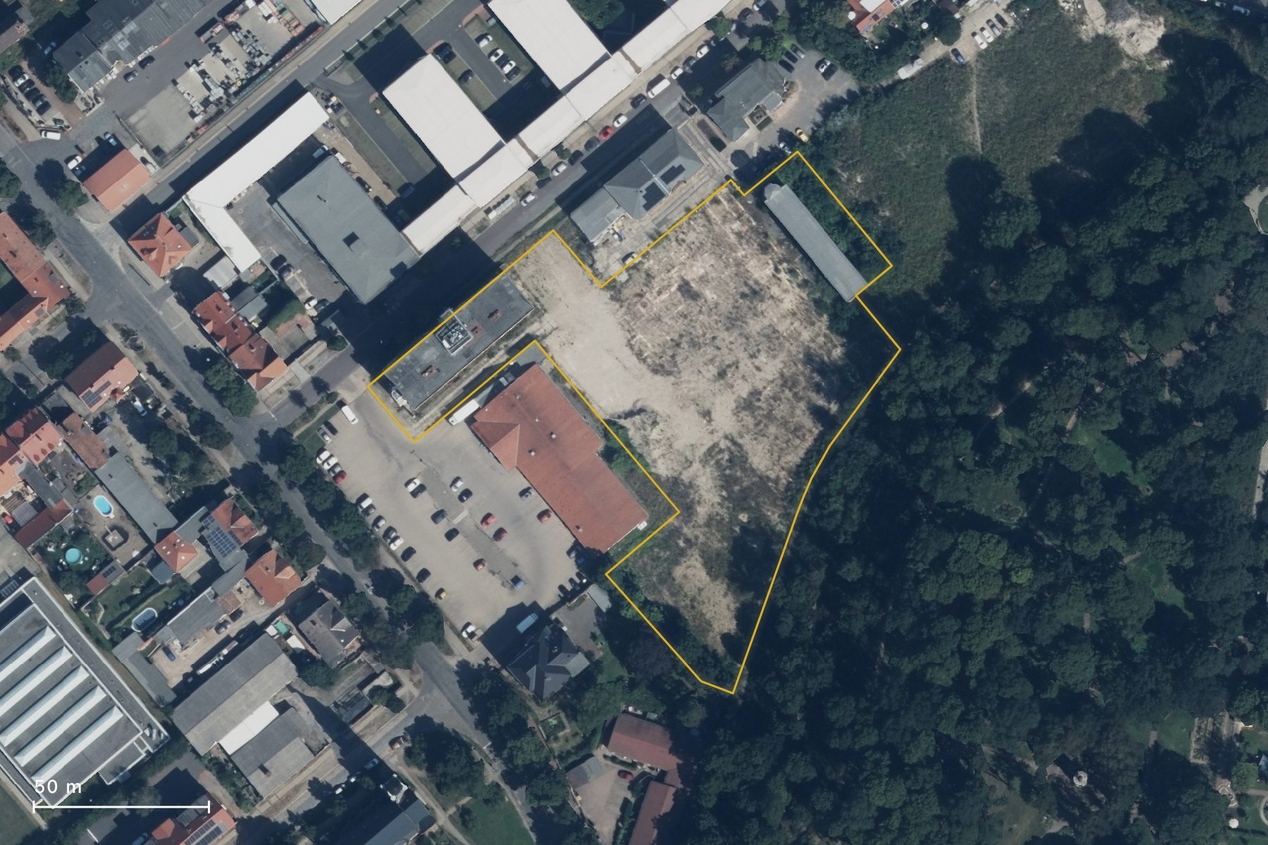 Aerial orthophoto of the Cube in Quedlinburg with the registered parcel boundary drawn in gold