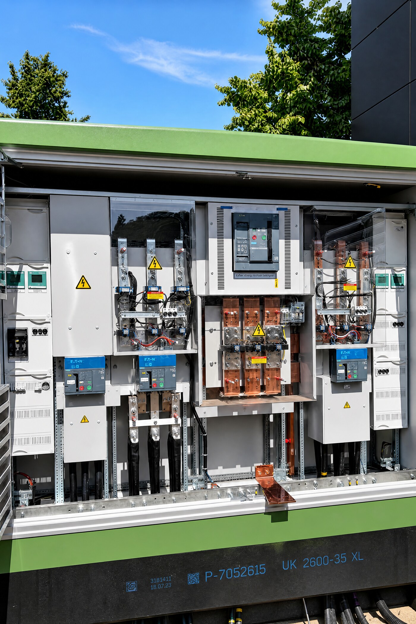 Die Kompaktstation im Freien mit geöffneten Türen: Eaton-Schaltanlage, Leistungsschalter, Kupferschienen und die darunter aufgelegten Einspeisekabel